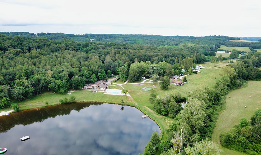 ​​Campground with a large swimming lake and a sandy beach in Lot-et-Garonne (France)