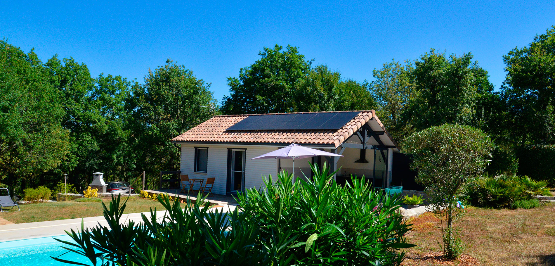 Private apartment in the Lot (France); shared grounds with the owners