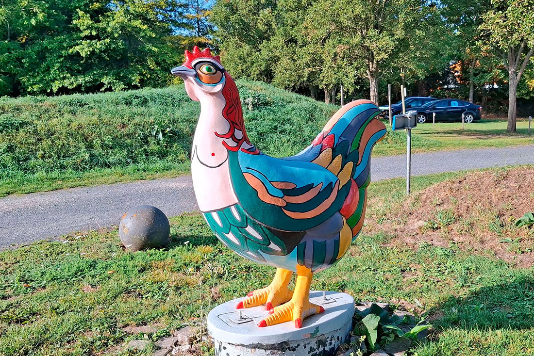 Artwork in the shape of a chicken at entrance De Brongaard