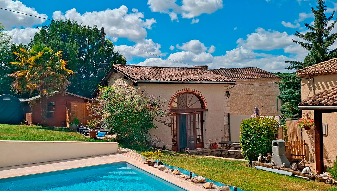 This gîte is just a short walk from the center of Roquecor in the Tarn-et-Garonne