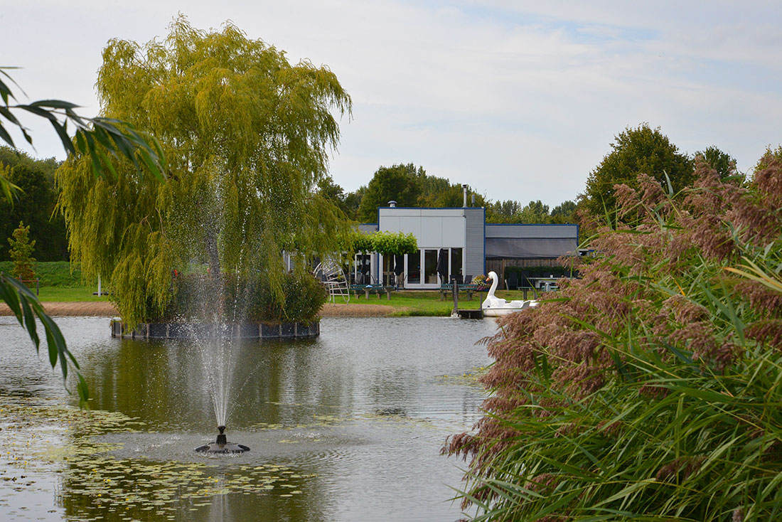 Swimming pond and association building &apos;De Bron at De Brongaard