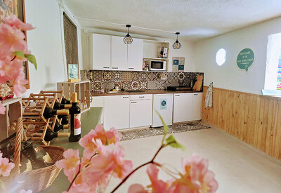 la-vida-sonada-12-guest-kitchen.jpg