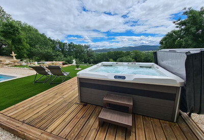 le-mas-des-hirondelles-jacuzzi.jpg